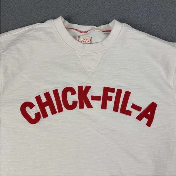 Chick-Fil-A Sweatshirt Mens Large White Embroidered Logo Patch Mascot CFA - Picture 2 of 7